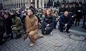 На Майдані Незалежності люди на колінах прощаються з Да Вінчі (ФОТО)