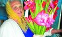 Частину квітів роздає пенсіонерам – щоб додати радості у їхньому житті