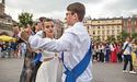 Випускний 2022 у Кракові. 11-класники з України затанцювали вальс посеред міста