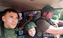 Поліцейський екіпаж «Білі янголи» евакуює мешканців Мар'їнки з-під обстрілів російської армії