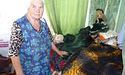Пенсіонерка-волонтерка шиє ковдри на фронт