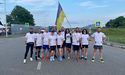Прапор України з Бахмута — на саміт НАТО: команда українських бігунів передала стяг на кордоні з Польщею друзям з Литви