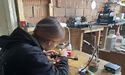 Дівчина із Чернівців вдома виготовляє FPV-дрони для військових