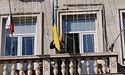 У Болгарії чиновник скинув з балкона мерії український прапор (ВІДЕО)