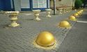 «Дорого-багато»: в Ужгороді бетонні паркувальні напівсфери пофарбували у золотий колір