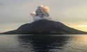 В Індонезії вивергається вулкан (ВІДЕО)