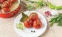 Малосольні помідори з часником та зеленню