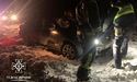Рятувальники спільно з правоохоронцями відбуксирували зі снігового замету автомобіль