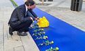 У столиці Болгарії розгорнули 100-метрову синю стрічку та поклали на неї сотню жовтих троянд