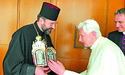 Українці подарували Папі Римському позолочену лампадку