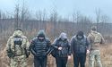 На Одещині троє чоловіків під дощем пробиралися через кордон