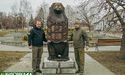 Майстри зі Львівщини на прохання військових виготовили скульптуру бабака для Куп’янська