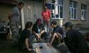 Молоді волонтери облаштовують житло для літніх переселенців