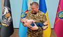 Залужний з немовлям на руках: офіцерка ЗСУ познайомила новонароджену доньку з головнокомандувачем