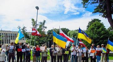 На підтримку Савченко українці пікетували посольство Росії у Латвії