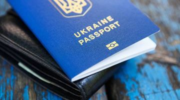 Кабмін дозволив видавати українські паспорти за кордоном