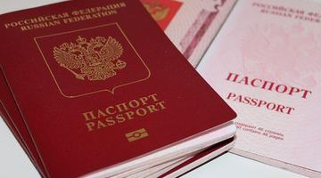 росіяни змушують мешканців тимчасово окупованих територій отримувати паспорти рф. Фото із мережі