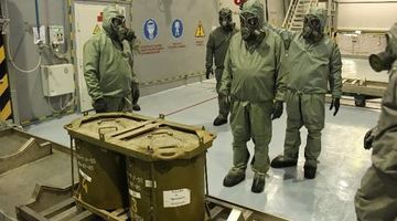 На російських фото з розбомбленої авіабази в Сирії знайшли контейнери з-під використаної хімічної зброї