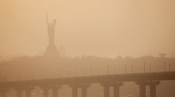 Такий вигляд мав 1 квітня Київ під час запилення атмосфери. Фото Антона ЮХИМЕНКА