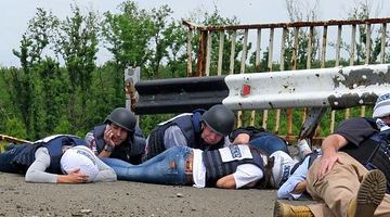 Офіцер ЗСУ показав реакцію спостерігачів ОБСЄ, які побачили обстріли на Донбасі
