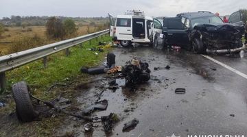 Внаслідок автозіткнення на автодорозі Східниця- Пісочна" чотири особи загинули, ще чотири - отримали травми. Винуватець ДТП був у стані наркотичного сп'яніння.