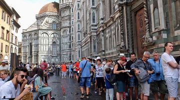 Столиця Тоскани потерпає від "надмірного туризму". У черзі до Флорентійського собору можна стояти годинами... Фото theflorentine.net.