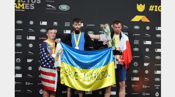 Ветеран українсько-російської війни Ігор Галушка вийшов по «золото» з прапором з написом Save Mariupol