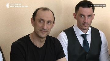 На фото: Роман Червінський (зліва) зі своїм адвокатом у судовій залі. Скріншот відео «Суспільне. Чернігів».