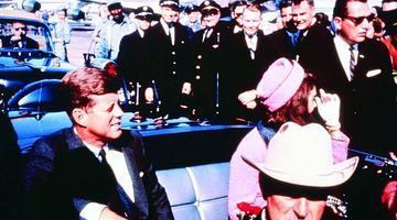Джона Кеннеді застрелили 22 листопада 1963-го у Далласі (штат Техас). “Убивство” розвине версію про те, що за замахом на Кеннеді стояв бос чиказької мафії Сем Джанкана.