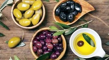 Плоди оливи називаються оливками, а маслини – це ті ж оливки, тільки більш зрі­лі і відрізняються за процентним вмістом олії.