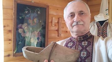 Ці дерев’яні «сандалі» у руках сколівського краєзнавця Олексія Тренича могли прослужити щонайменше п’ять років. Фото Олекси ФЕДИНЦЯ.