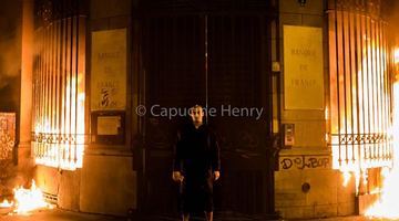 Художник Павленський підпалив "Банк Франції" у Парижі