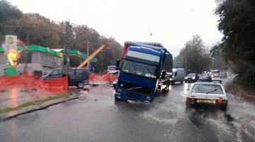 У Львові вантажівка провалилась під асфальт на нещодавно відремонтованій вулиці