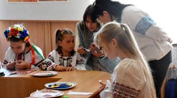 Для дітей-переселенців провели майстер-клас з плетіння браслетів