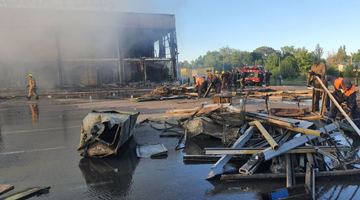 Гасіння пожежі в будівлі ТЦ у Кременчуці триває