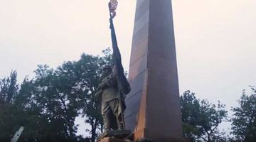 У центрі Чернівців зняли монумент червоноармійцю