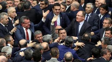 Турецькі депутати влаштували масову бійку в парламенті