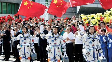 У червні 2012-го Китай відправив на орбіту першу тайконавтку – Лю Янг (ліворуч). Чи буде жінка у складі екіпажу з КНР, що полетить на Місяць, наразі не відомо. Фото Reuters