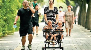 Хоча принцип «одна родина – одна дитина» у Китаї уже скасували, народжуваність там і надалі падає. Фото AFP