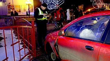 У Маріуполі п'яний поліцейський в'їхав в огорожу новорічної ялинки