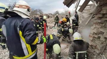 Спецслужби розгрібають завали на місці зруйнованих будинків. Фото ГУ ДСНС України.