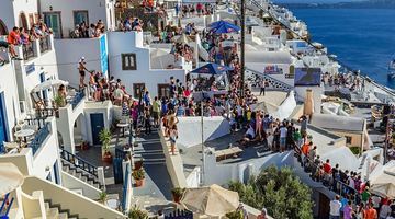 Грецький острів Санторіні, на якому живуть приблизно 15,5 тисячі осіб, приймає протягом року понад п'ять мільйонів туристів. Фото X.