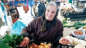 Львів’яни із задоволенням купують у пані Ганни городину, яку ця жінка виростила власноруч. Фото автора