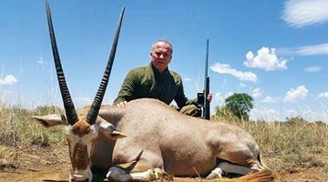 Шуфрич хизується вбитою антилопою.
