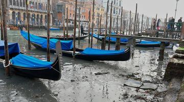 Через різке зниження рівня моря чимало каналів Венеції стали зараз несудноплавними. Фото Twitter.