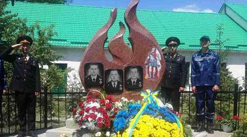На Львівщині відкрили пам'ятник рятувальникам, які загинули на Грибовицькому сміттєзвалищі