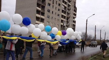 Над "ДНР" розгорнули гігантський прапор України