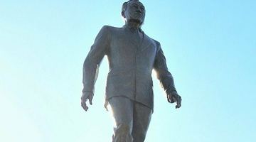 У Казахстані намагаються повалити пам'ятник Назарбаєву (ВІДЕО)