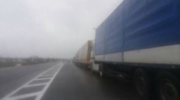 Водії вантажівок перекрили дорогу до пункту пропуску Краковець