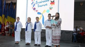 Наталія Кудряшова (справа) представляє на Хрещатику учасників "Етнічного Віночка". Фото Олександра Авраменка